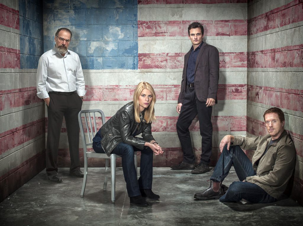 Mandy Patinkin as Saul Berenson, Claire Danes as Carrie Mathison, Rupert Friend as Peter Quinn and Damian Lewis as NIcholas "Nick" Brody in Homeland (Season 3, Gallery). - Photo: Frank Ockenfels 3/SHOWTIME - Photo ID: HOMELAND_S3_FlagRoomGroup.R